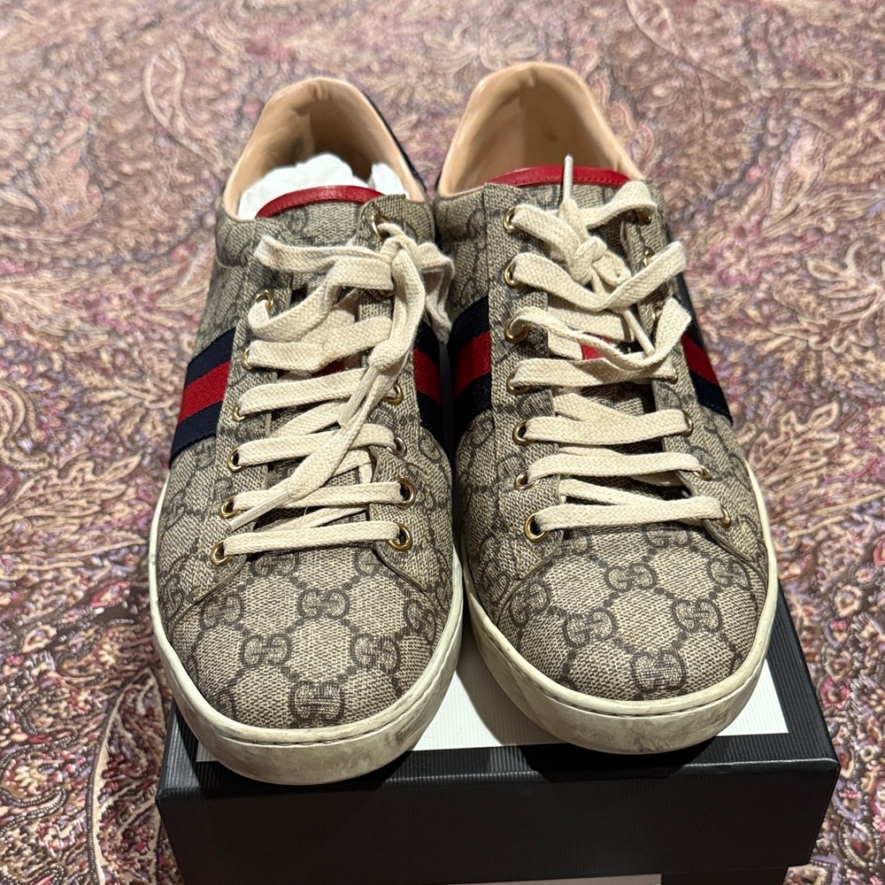 Gucci unisex  Monogram Beige and Red Sneakers size 10.5. Women’s 10.5